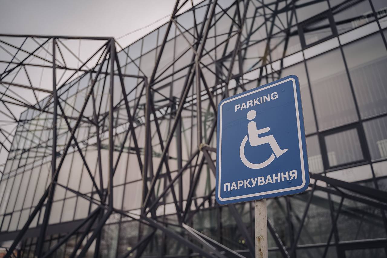 Торік поліція зафіксувала понад 50 порушень водіями ПДР на паркувальних місцях, призначених для людей з інвалідністю